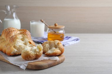 Kırık ev yapımı, tahtadan masada susam tohumuyla örülmüş ekmek, yazı için yer. Geleneksel Şabat challah