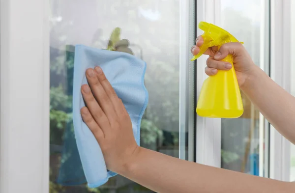 Frau Putzt Fensterglas Mit Lappen Und Spray Drinnen Nahaufnahme — Stockfoto