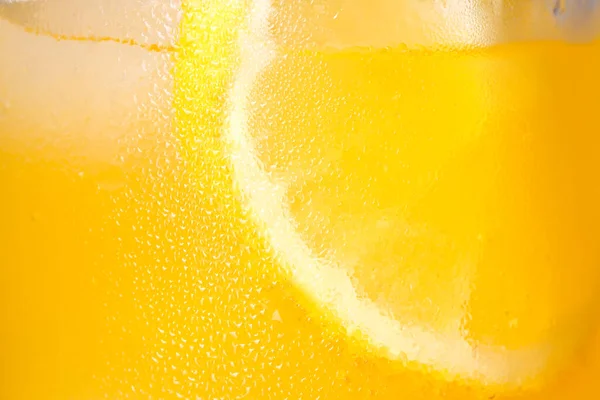 Glass Refreshing Drink Sliced Lemon Light Background Closeup — Zdjęcie stockowe