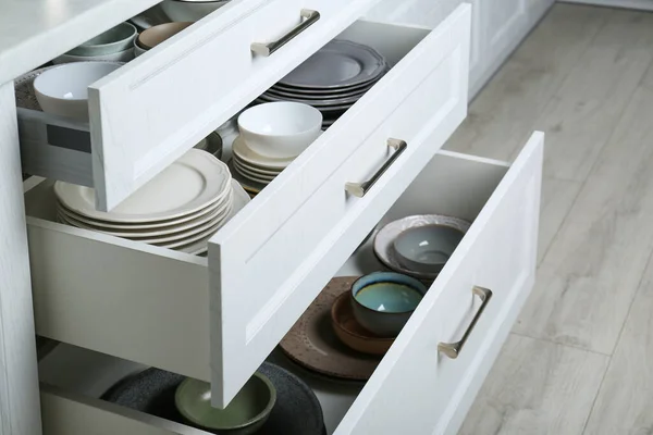 Открытые Ящики Различными Тарелками Мисками Кухне — стоковое фото
