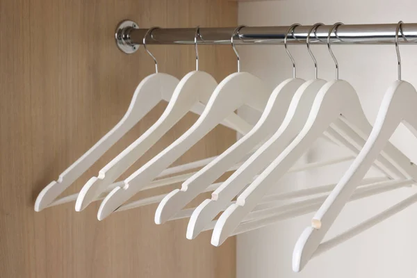 Set Wooden Clothes Hangers Wardrobe Rail Closeup — Stock Photo, Image