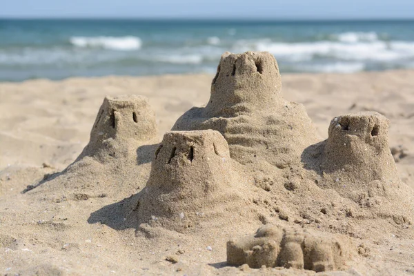 晴れた日には海の近くの砂の城とビーチ — ストック写真