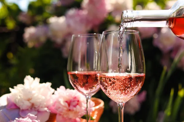 Ρίχνει Ροζέ Κρασί Ποτήρι Στον Κήπο Κοντινό Πλάνο — Φωτογραφία Αρχείου