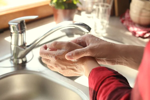 Kobieta Myje Ręce Kuchni Widok Bliska — Zdjęcie stockowe