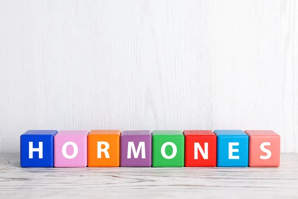 Word Hormones Gemaakt Met Kleurrijke Blokjes Witte Houten Tafel — Stockfoto