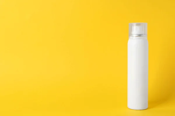 Bottiglia Shampoo Secco Sfondo Giallo Spazio Testo — Foto Stock