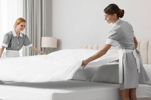 Επαγγελματική Chambermaids Κάνοντας Κρεβάτι Στο Δωμάτιο Του Ξενοδοχείου — Φωτογραφία Αρχείου