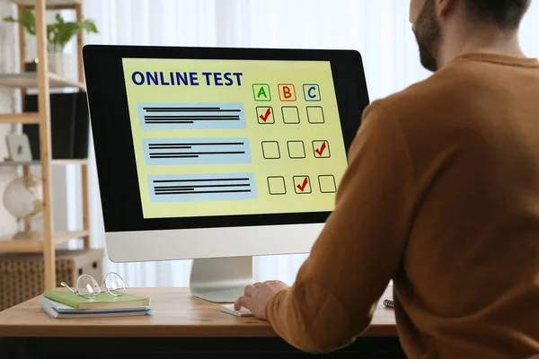 Man Neemt Online Test Computer Aan Het Bureau Binnen Close — Stockfoto