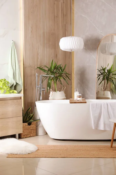 Moderna Bañera Blanca Hermosas Plantas Interior Verdes Baño Diseño Interiores — Foto de Stock