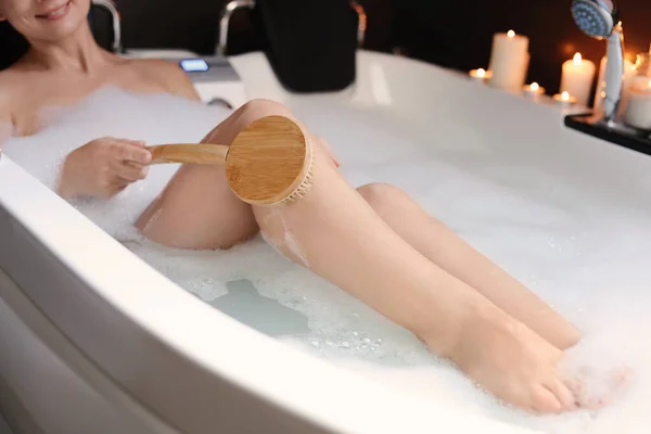목욕을 하면서 다리를 문지르는 낭만적 분위기 — 스톡 사진