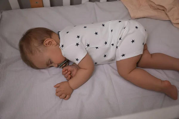 Αξιολάτρευτο Μωράκι Πιπίλα Που Κοιμάται Κούνια Πάνω Από Την Προβολή — Φωτογραφία Αρχείου