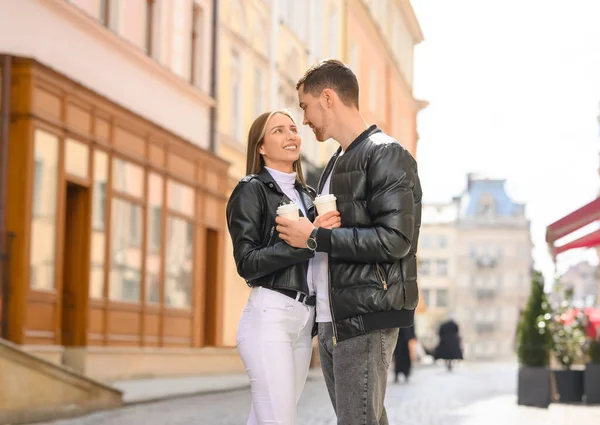 Mooi Jong Echtpaar Met Koppen Koffie Samen Straat Romantisch Afspraakje — Stockfoto
