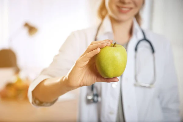 Nutritionniste Avec Pomme Fraîche Dans Son Bureau Gros Plan — Photo