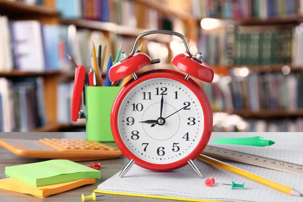 Relógio Alarme Vermelho Artigos Papelaria Diferentes Mesa Madeira Biblioteca — Fotografia de Stock