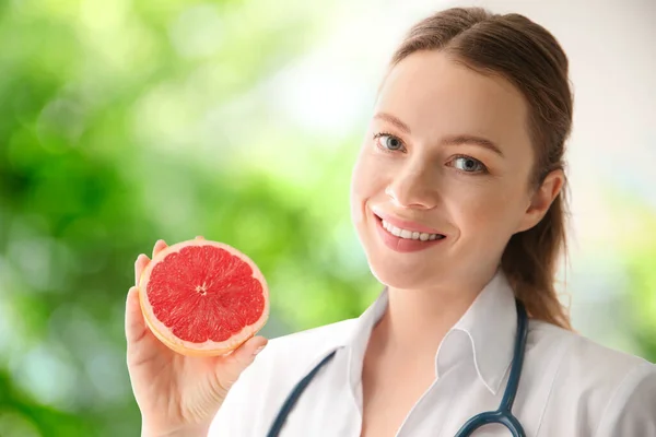 Voedingsdeskundige Met Grapefruit Wazig Groene Achtergrond — Stockfoto