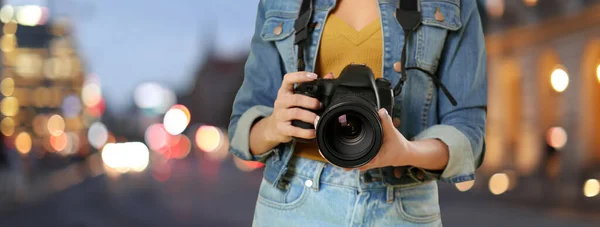 Fotógrafo Profissional Com Câmera Moderna Vista Turva Bela Cidade Noite — Fotografia de Stock