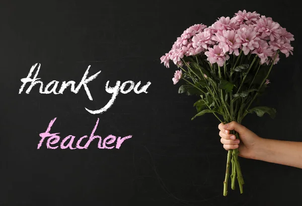 Woman Holding Beautiful Bouquet Blackboard Phrase Thank You Teacher Closeup — Stockfoto
