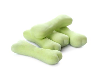 Beyaz arkaplanda kemik şekilli köpek kurabiyeleri