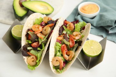 Beyaz masada karidesli ve limonlu lezzetli tacolar, yakın plan.