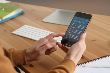 Akıllı telefondan çevrimiçi teste giren adam, yakın plan.