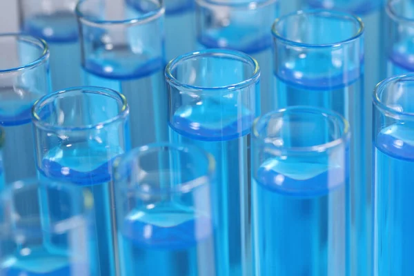 Tubos Ensayo Con Reactivos Azul Claro Primer Plano Análisis Laboratorio — Foto de Stock