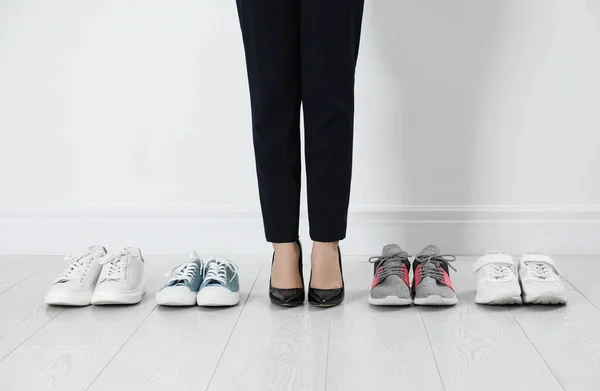 Diferentes Tênis Confortáveis Perto Empresária Vestindo Sapatos Salto Alto Dentro — Fotografia de Stock