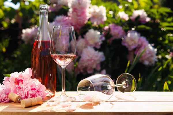 Garrafa Copo Vinho Rosa Perto Belas Peônias Mesa Madeira Jardim — Fotografia de Stock