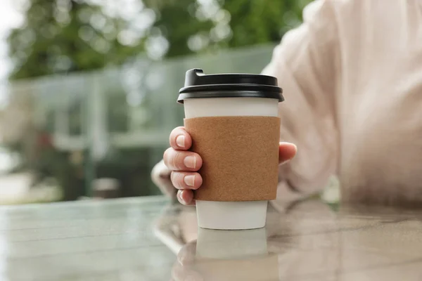 Femme Tenant Tasse Emporter Papier Table Verre Extérieur Gros Plan — Photo