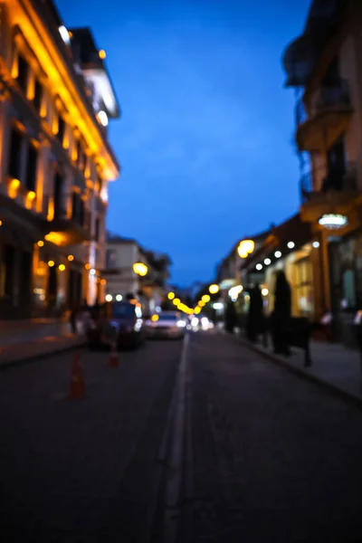 Verschwommener Blick Auf Schönes Stadtbild Mit Leuchtenden Straßenlaternen Und Beleuchtetem — Stockfoto