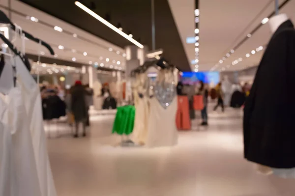 Vista Borrosa Del Moderno Interior Boutique Con Ropa Elegante —  Fotos de Stock