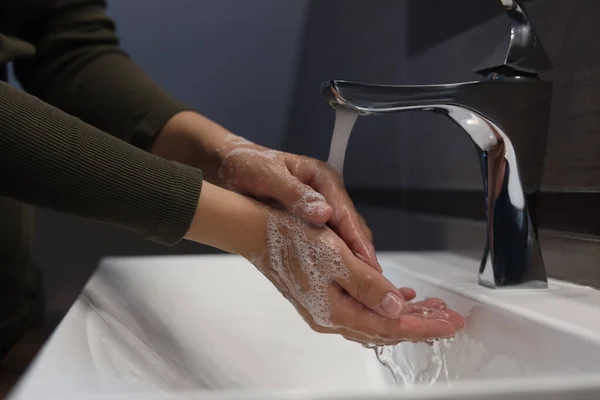 Kvinna Tvätta Händerna Badrummet Närbild — Stockfoto