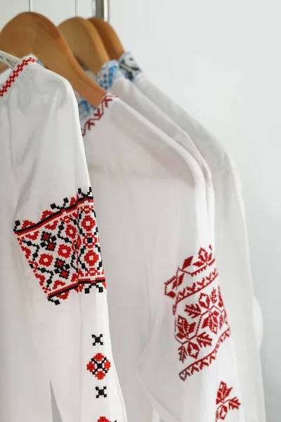 Belle Camicie Con Diversi Disegni Ricamo Sfondo Bianco Vestiti Nazionali — Foto Stock