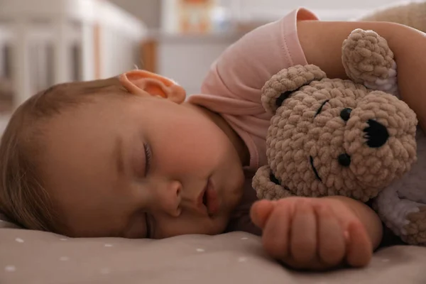 Bayi Kecil Yang Manis Dengan Mainan Beruang Tidur Tempat Tidur — Stok Foto