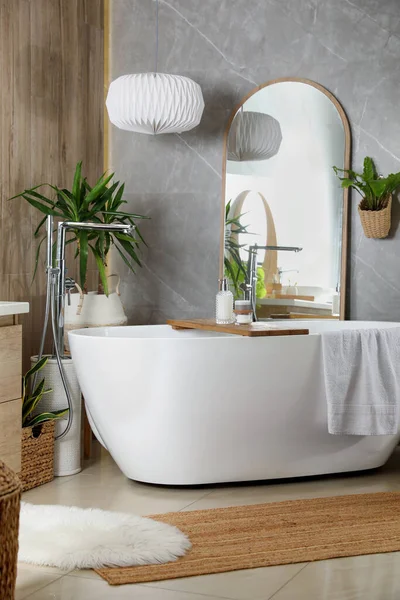 Banheira Branca Moderna Belas Plantas Verdes Banheiro Design Interiores — Fotografia de Stock