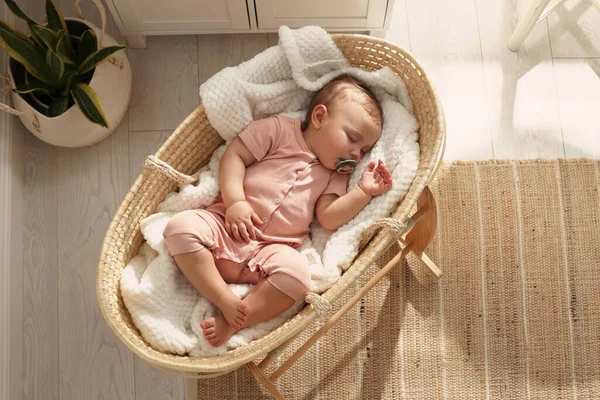 Schattige Kleine Baby Met Fopspeen Slapen Rieten Wieg Thuis Bovenaanzicht — Stockfoto