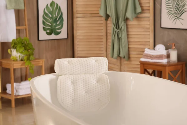 Bañera Blanca Con Almohada Baño Suave Interiores — Foto de Stock