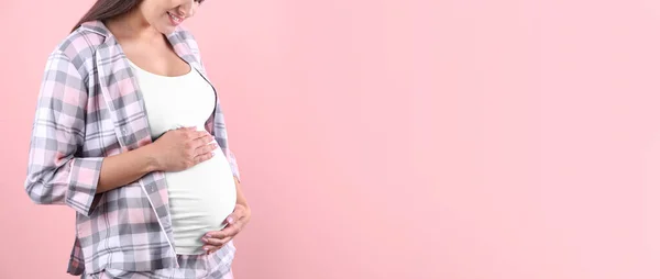 Młoda Kobieta Ciąży Trzymając Się Ręce Brzuchu Tle Koloru Widok — Zdjęcie stockowe