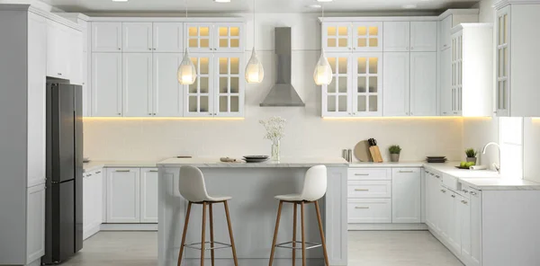 Yeni Moda Mobilyalarla Dolu Güzel Bir Mutfak Pankart Tasarımı — Stok fotoğraf