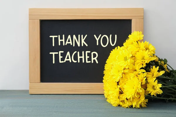 Blackboard Phrase Thank You Teacher Flowers Table White Wall — 图库照片