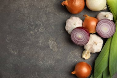 Taze ve soğan, pırasa, sarımsak, gri masa, düz yatak. Metin için boşluk