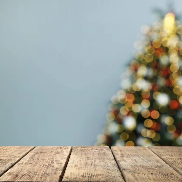 Üres Asztal Homályos Kilátás Gyönyörű Karácsonyfa Tervezési Hely — Stock Fotó