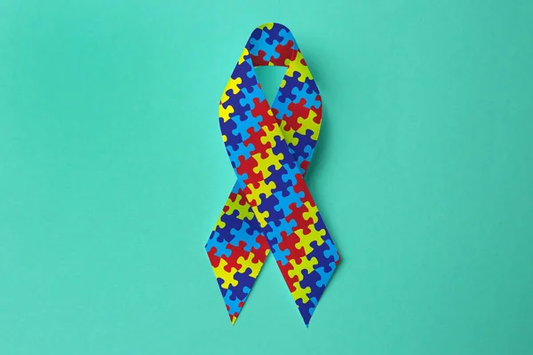 Всемирный День Осознания Аутизма Красочная Лента Головоломка Голубом Фоне Вид — стоковое фото