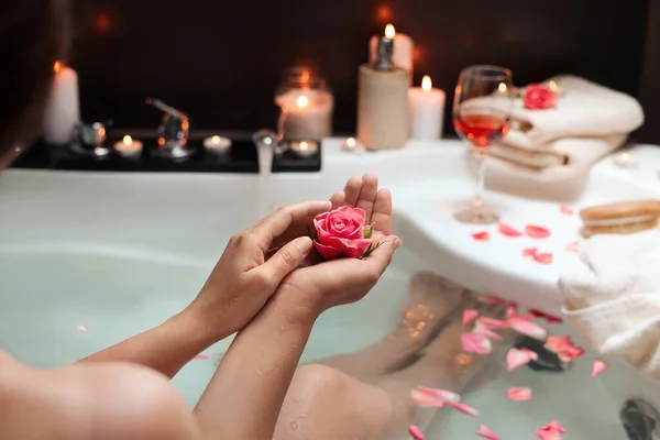 Donna Che Tiene Fiore Rosa Mentre Bagno Primo Piano Atmosfera — Foto Stock