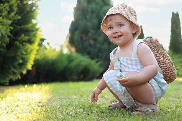Cute Little Girl Stylowe Ubrania Dzianiny Plecak Zewnątrz Słoneczny Dzień — Zdjęcie stockowe