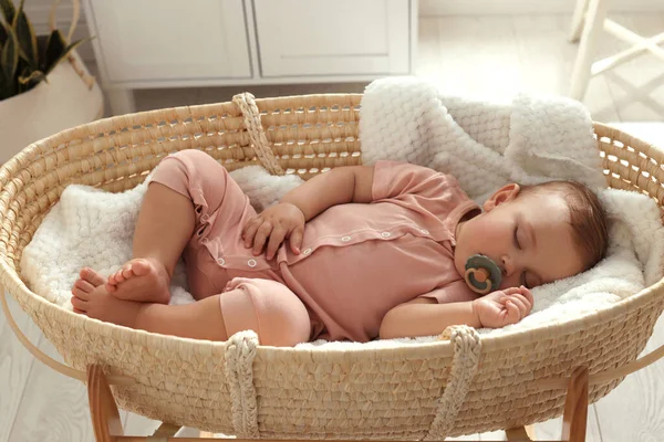 Schattige Kleine Baby Met Fopspeen Slapen Rieten Wieg Thuis — Stockfoto