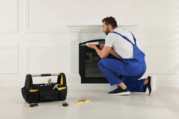 Técnico Profesional Sellando Chimenea Eléctrica Con Caldera Cerca Pared Blanca — Foto de Stock