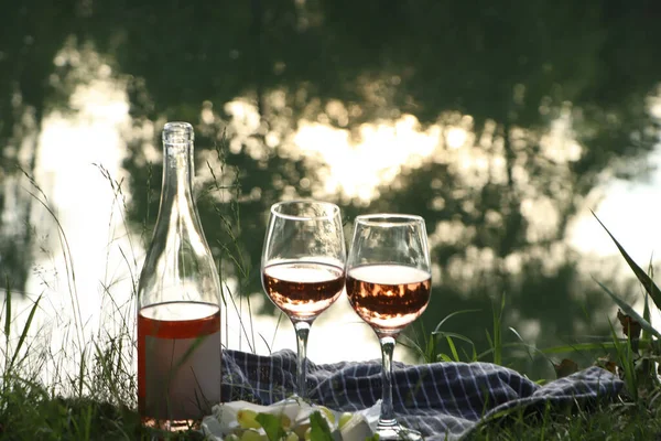 Lahodné Růžové Víno Sýr Hrozny Piknikové Přikrývce Jezera — Stock fotografie