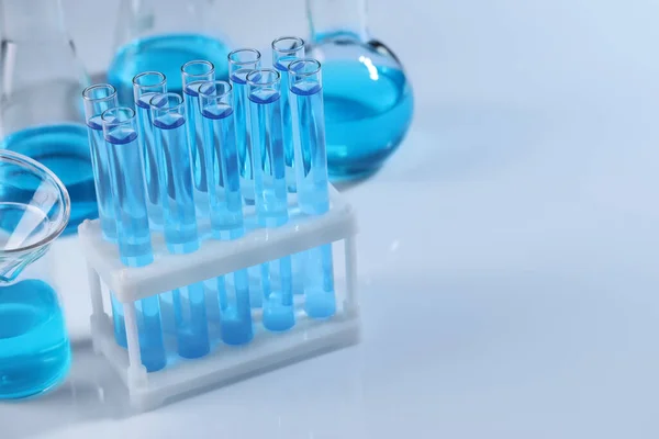Vidros Laboratório Com Líquido Azul Sobre Fundo Claro Espaço Para — Fotografia de Stock
