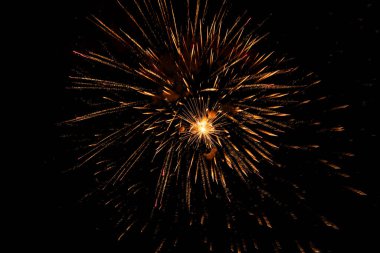 Güzel, parlak havai fişekler gece gökyüzünü aydınlatıyor