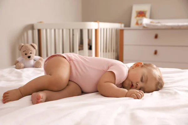 Liebenswertes Kleines Baby Schläft Hause Auf Dem Bett — Stockfoto